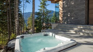 Private outdoor 6-person jacuzzi