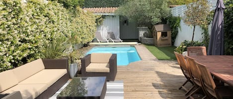 Jardin avec piscine sécurisée et coin plancha