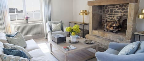 Living room with bay view, wood chimney  and interior garden 