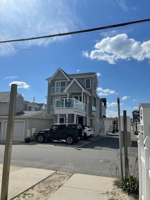 Front of 3 level beach house faces the beach