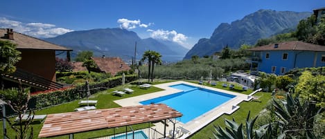 Der Pool mit herrlichem Blick auf die Berge und den See