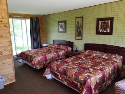 Cedar Creek Resort Vacation Rental - Standard Room 1