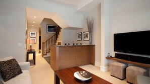 Media room with TV and bar on the ground floor