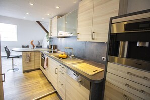 Ferienwohnung 100qm, 2 Schlafräume max. 5 Personen-Küche mit modernster Vollausstattung