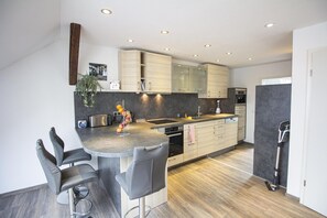 Ferienwohnung 100qm, 2 Schlafräume max. 5 Personen-Wohnküche mit Bar