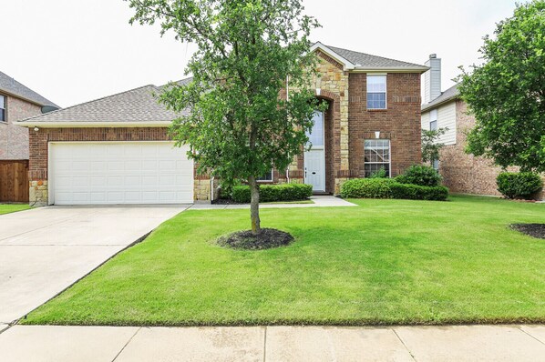 Frisco ISD 2 story 2,816 Sqft home with stone and brick in lovely Sunset Pointe