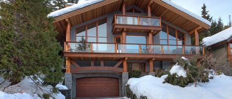 Exterior view of Peak View Chalet