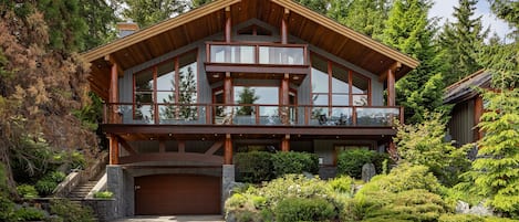 Exterior view of Peak View Chalet
