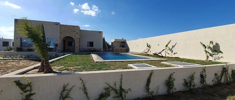 Vue d'ensemble prise au bord de la piscine à débordement