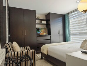 Tus momentos de descanso aquí: Una cama Queen, un tv smart 32", luz natural.