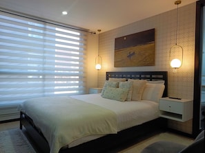 Tus momentos de descanso aquí: Una cama Queen, un tv smart 32", luz natural.