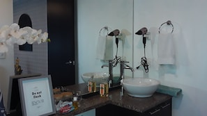 El baño dentro del dormitorio te brindará la comodidad y privacidad necesaria.