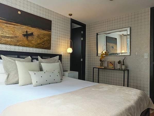 Tus momentos de descanso aquí: Una cama Queen, un tv smart 32", luz natural.