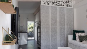 vue sur cuisine et terrasse