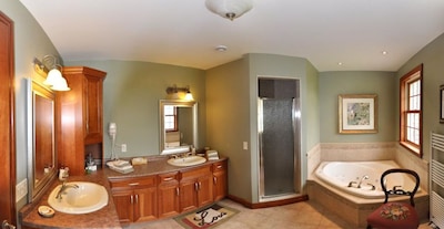 Stone Edge Estate Bed & Breakfast - Escarpment Suite (Escarpment Room and Terra Cotta Room)