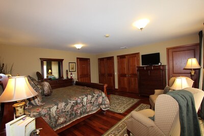 Stone Edge Estate Bed & Breakfast - Escarpment Suite (Escarpment Room and Terra Cotta Room)