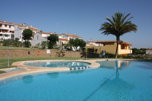 Swimming pool
