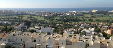 La vue extraordinaire et panoramique à la Méditerranée et au terrain de golf.