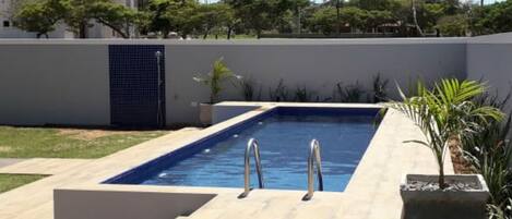 piscina nova com tratamento de ozônio.