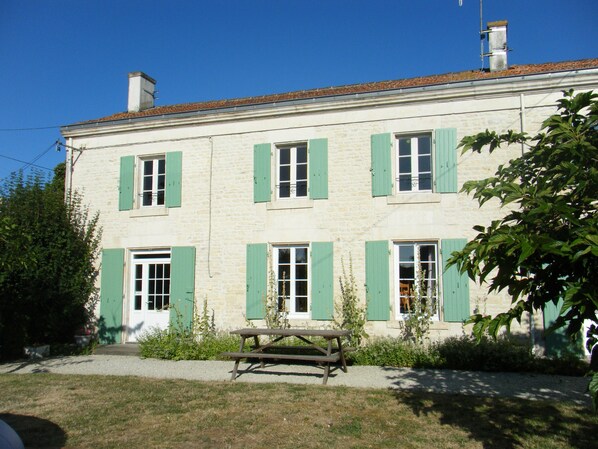 Les Mojhettes Charentaise house in quiet village