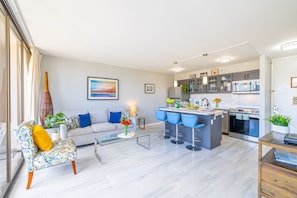 Renovated apartment! Living room with fantastic mountain views!