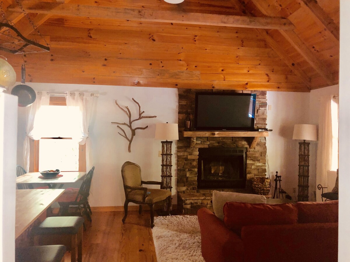 Majestic, private cabin with hot tub/multiple deck…a little taste of heaven!