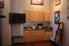 Wet Bar, Sink, Smart tv, Netflix, Tubi, High Speed wi-fi.