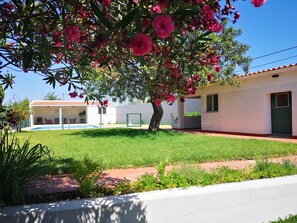 Casa do Corgo. Espaço ajardinado junto às piscinas.