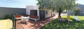 CASADO CORGO. Área exterior junto das piscinas. 
