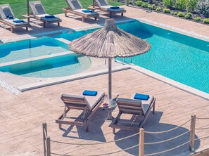  Spoil yourselves to the outdoor 8 seater spa whirlpool (not heated) .
