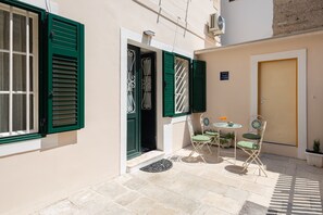 Courtyard with sitting area