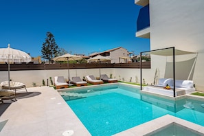 Relax at the day bed or sun beds and enjoy sunbathing!
