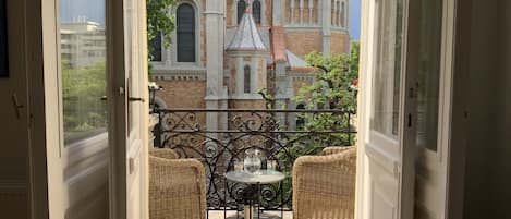 Auf dem Balkon unter den Platanen mit Blick auf die St. Francisco Kirche