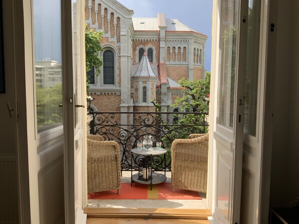 Auf dem Balkon unter den Platanen mit Blick auf die St. Francisco Kirche