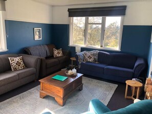 lounge - 1 x 3 seater, 2 x 2 seater, 1 recliner. heat transfer system