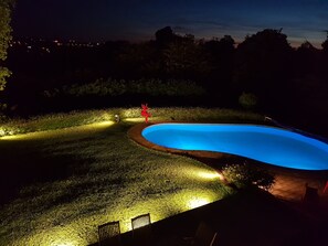 le jardin à la nuit tombée