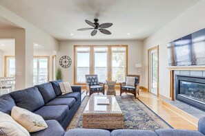 Mid-Level Living Room with Deck Access