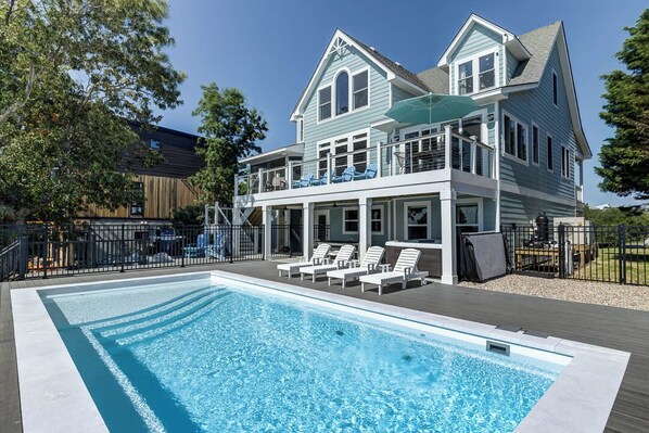 Rear Exterior of Bella Sound
