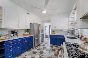 UPDATE IMAGE- new quartz countertops, fully loaded kitchen!