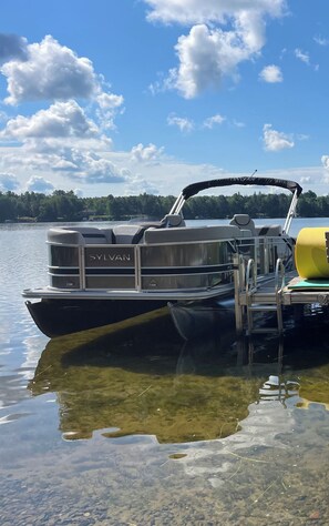 New pontoon 23ft with a 115hp Yamaha included in house rental!