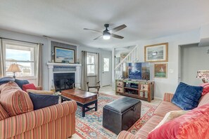 Mid-Level Living Room with Deck Access
