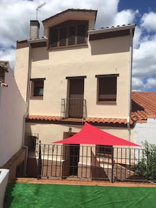 LA CASA DEL LILO es una gran casa situada en un pequeño pueblo de sierra