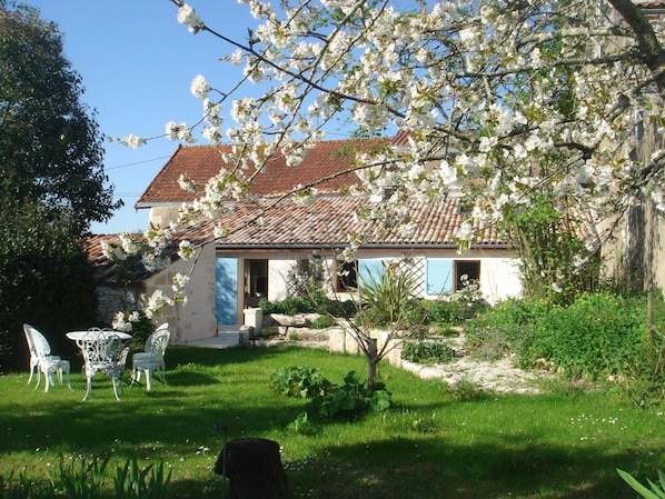 Le gîte vu du jardin privatif.