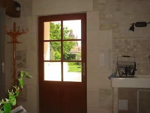 Porte d'entrée avec vue sur le clocher de Saint-Fortunat