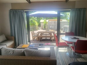Cosy bach with large outdoor space