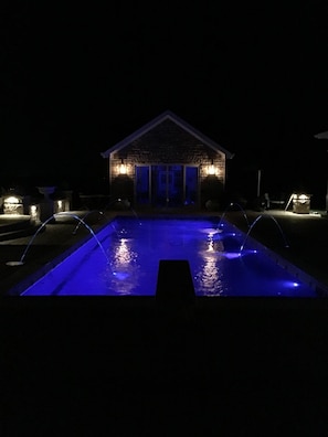 Pool/poolhouse at night