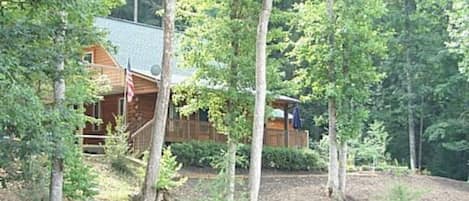 2000 sf ft Log home w/ 900 sq ft of decks hidden away in trees! 