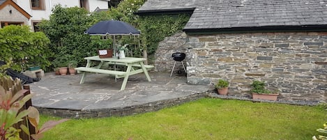 Enclosed Garden with picnic table and BBQ