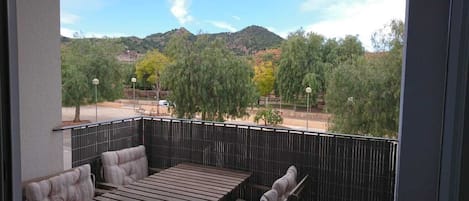 Terraza con vistas al parque y montaña. 
