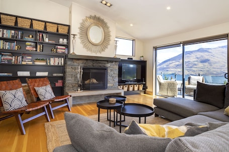 Luxury Lodge-style Villa on Queenstown Hill -